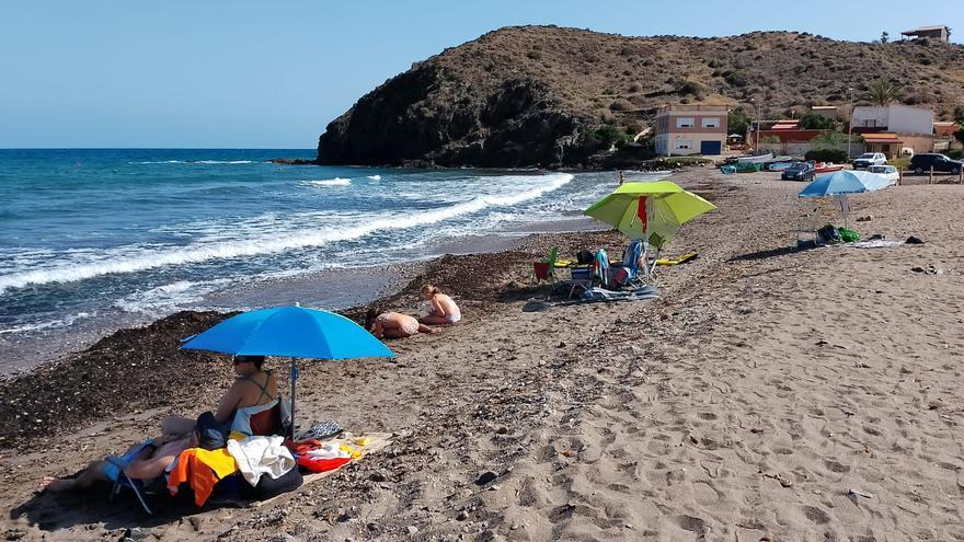 Denuncian falta de limpieza en las zonas de aparcamiento y los accesos a las playas de Calnegre