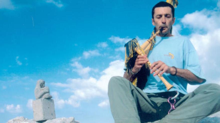 Xuacu Amieva, tocando la gaita ante la Virgen de las Nieves, en una imagen de 2002.