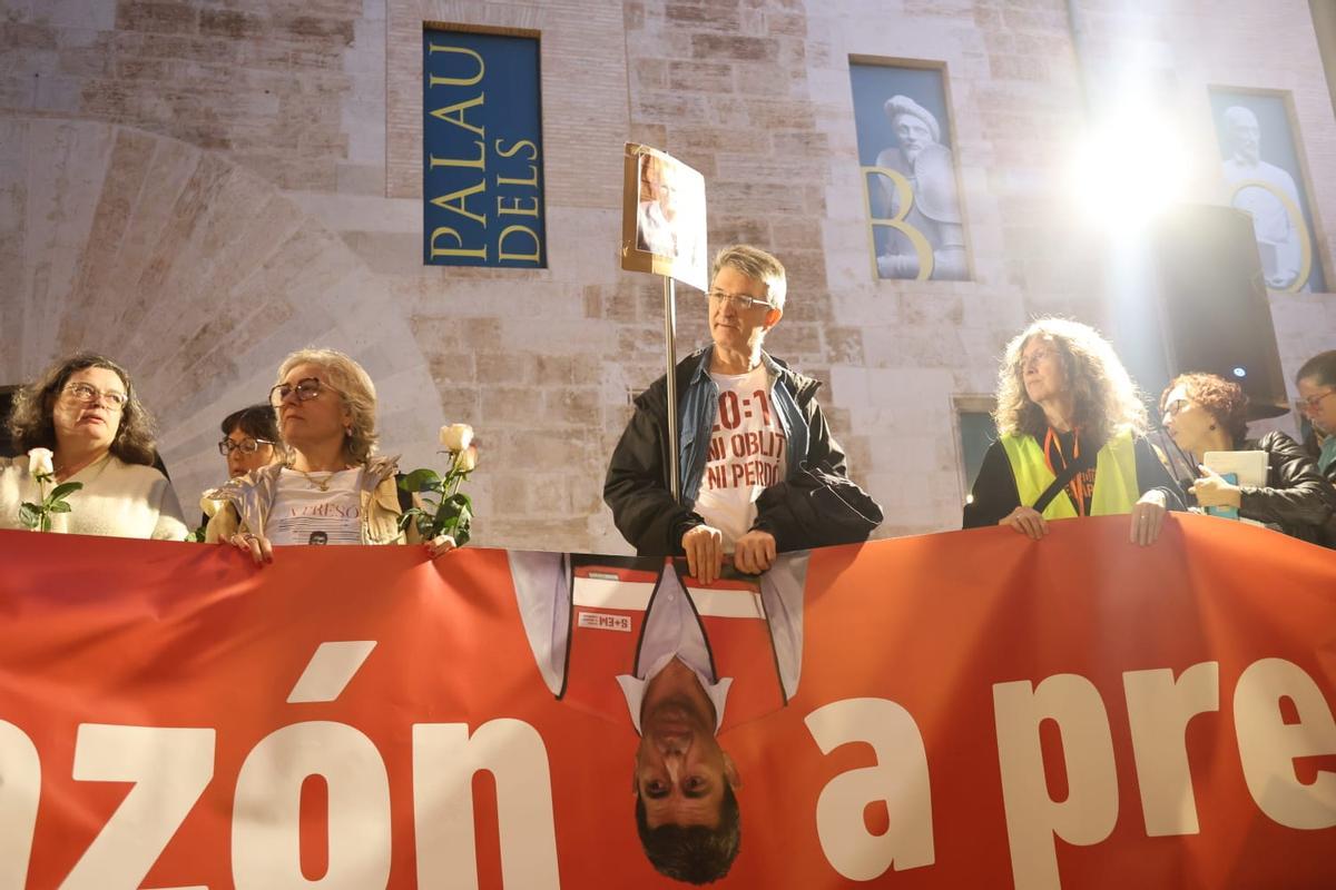 Decenas de valencianos se concentran frente a las Corts para pedir el enjuiciamiento de Mazón por su gestión de la dana