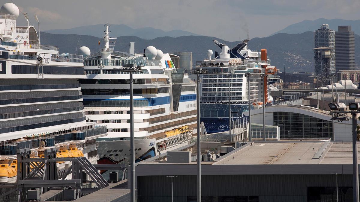 Cruceros atracados en el Port de Barcelona.