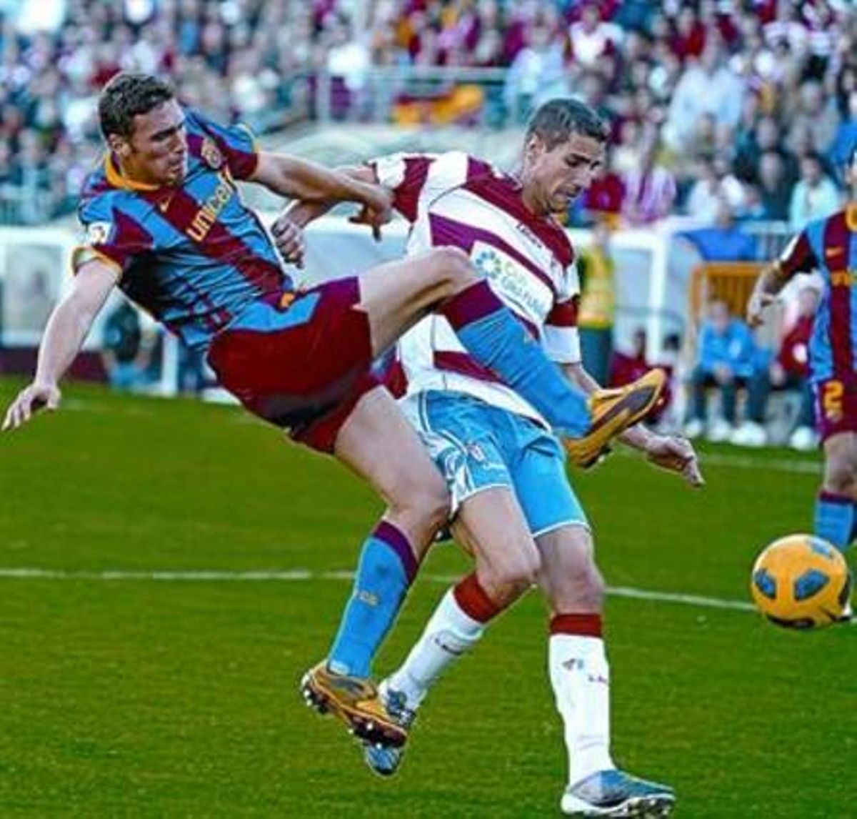 El golejador granadí Geijo supera Sergi Gómez, ahir.