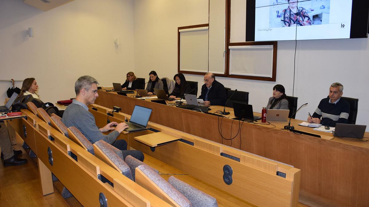 Imagen del Consello de Goberno de la UVigo celebrado ayer en el campus.