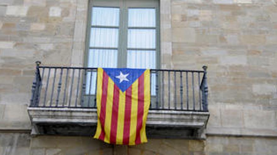 Imatge d&#039;arxiu de la façana de l&#039;Ajuntament amb l&#039;estelada que ara s&#039;ha retirat.