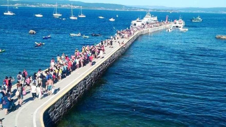 Colas de visitantes en el muelle de Ons este agosto para coger el barco de regreso. // FdV