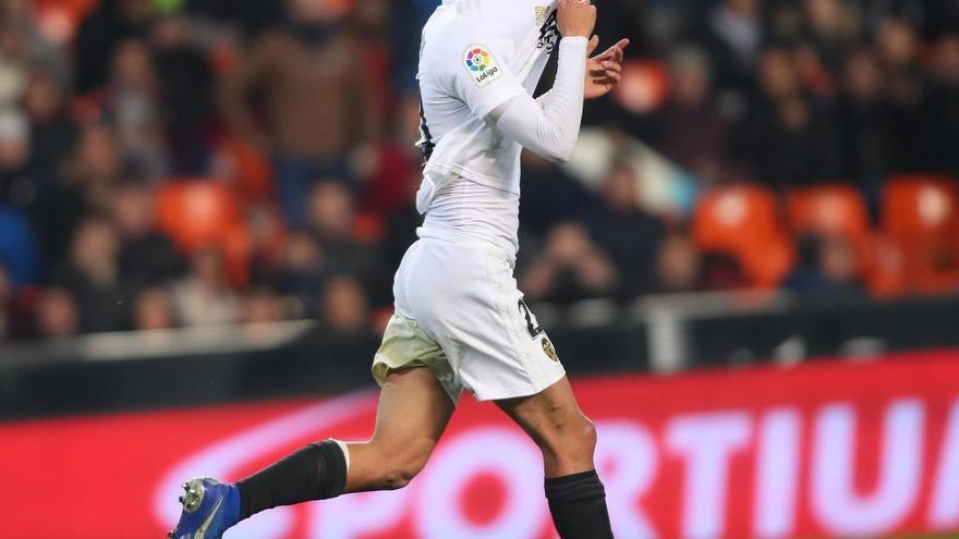 Ferran reclama un penalti por agarrón en el partido del martes en Mestalla ante el Sporting.