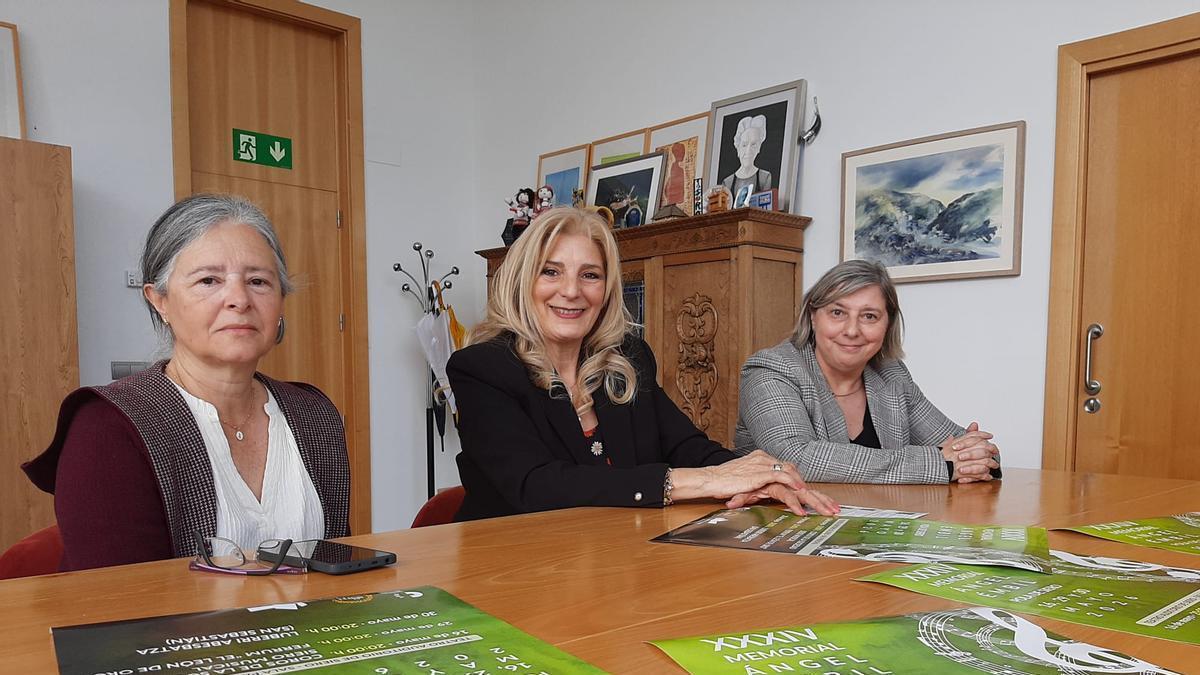 Por la izquierda, , Marta Elena Suárez, de Siero Musical; la concejala de Cultura, Aurora Cienfuegos, y la directora de la Fundación Municipal de Cultura de Siero, Isabel González