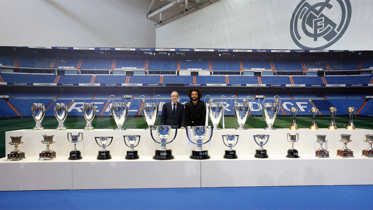 Marcelo y Florentino Pérez posaron con los 25 títulos conquistados por el brasileño