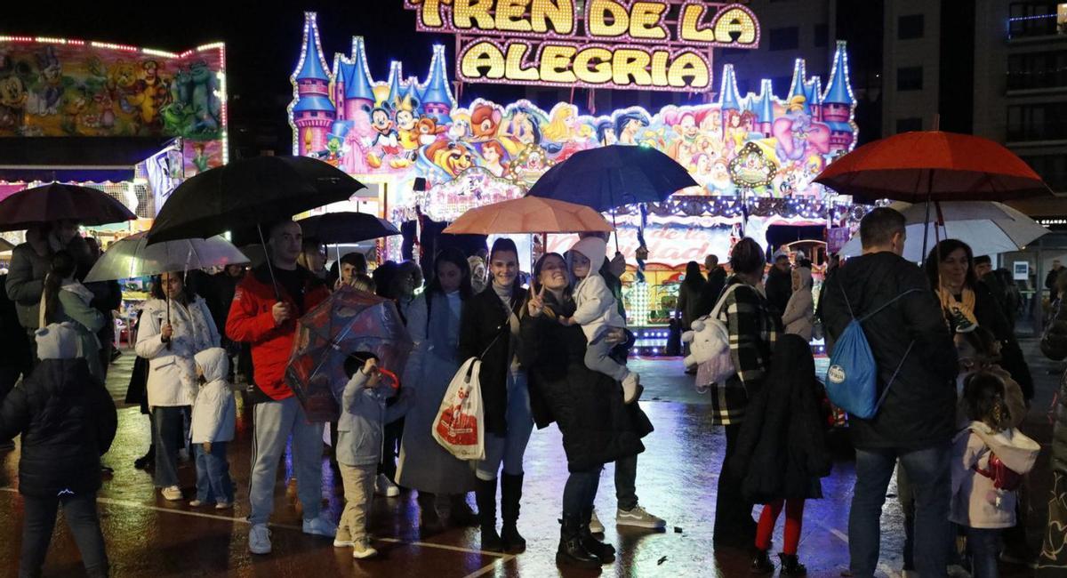 Colas para entrar en la casa de Papa Noel.