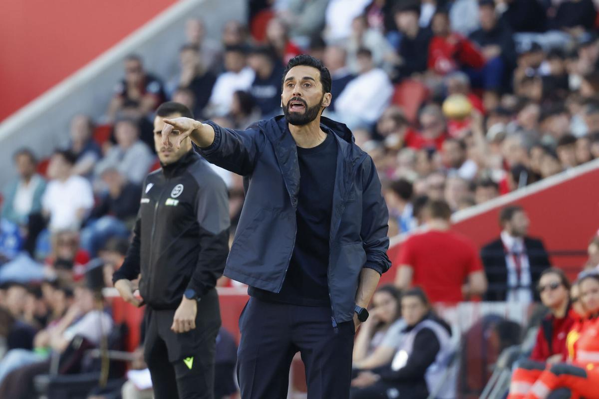 El entrenador del Real Madrid, Álvaro Arbeloa da órdenes a sus jugadores durante el partido entre el Mallorca y el Real Madrid en Son Moix