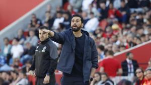 El entrenador del Real Madrid, Álvaro Arbeloa da órdenes a sus jugadores durante el partido entre el Mallorca y el Real Madrid en Son Moix