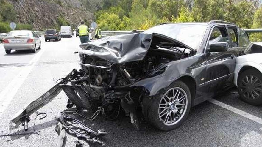 Choque entre dos coches en el corredor del Morrazo. / c. giménez