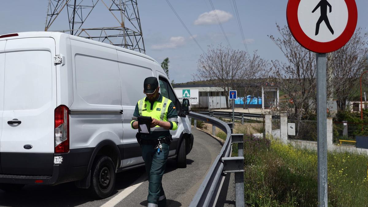 Un agente de la Guardia Civil realiza un control de tráfico al conductor de una furgoneta.