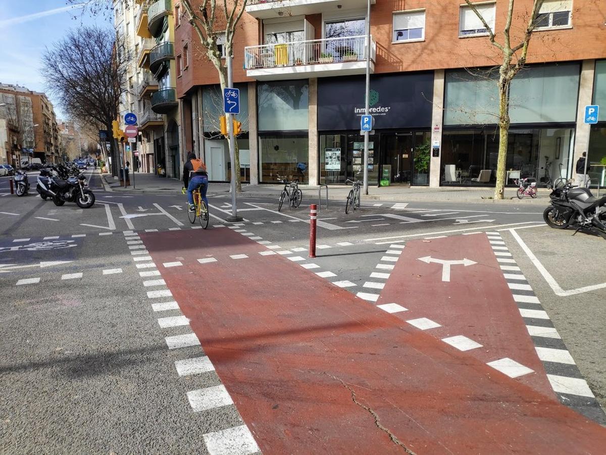  Cruïlla del carrer Consell de Cent amb Cartagena. Senyalització circulació carril bici. Entre Todos. Foto del lector Pere Guiu