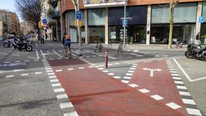  Cruïlla del carrer Consell de Cent amb Cartagena. Senyalització circulació carril bici. Entre Todos. Foto del lector Pere Guiu