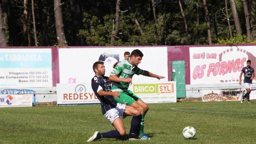 Mendi intenta el control del balón acosado por un jugador del Boiro.