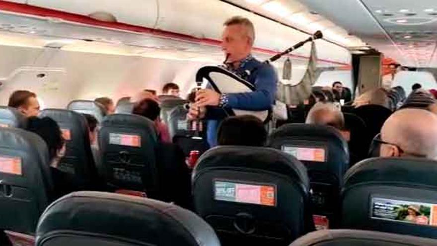 Un gaiteiro italiano sorprende en el vuelo con su melodía a los primeros pasajeros del Ginebra-A Coruña de Easyjet