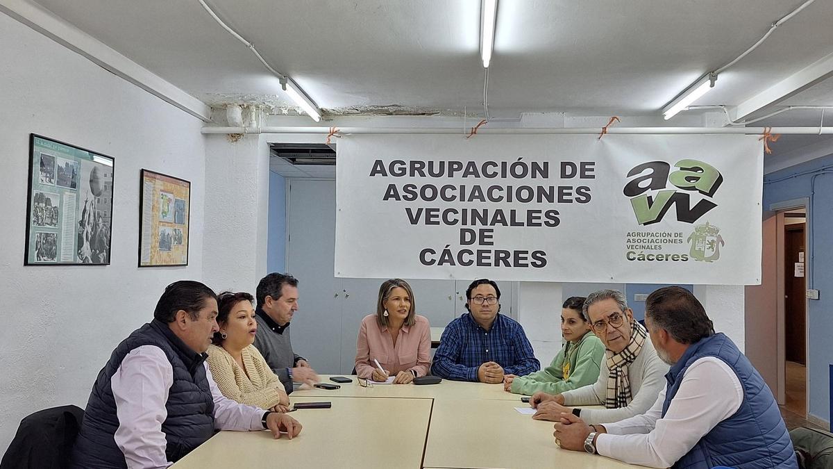Reunión entre vendedores ambulantes, empresarios y la Agrupación Vecinal en la sede de esta entidad.
