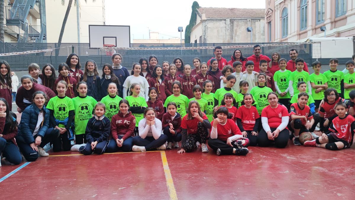 Deportistas alevines en la jornada municipal celebrada en el colegio Dominicas.