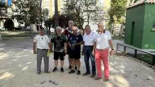 Madrugones, puntería, piques y aperitivo entre bolas: locos por la petanca en Mérida