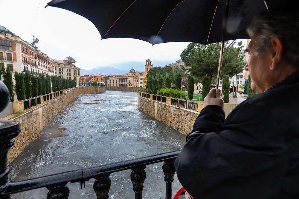 Las lluvias aumentan el caudal del Segura en Orihuela y causan problemas en algunos viales