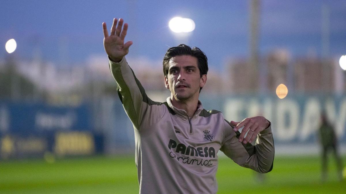 Gerard Moreno hace el gesto del número cinco y busca en Anoeta marcar por quinto partido consecutivo.