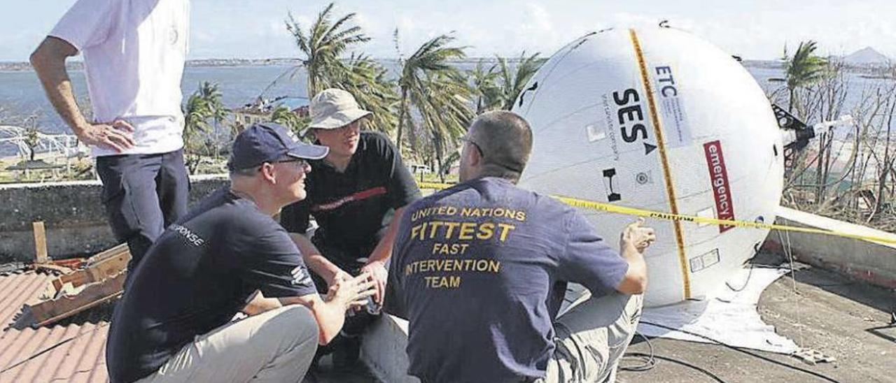 La antena parabólica satelital va dentro de una especie de globo. // SES