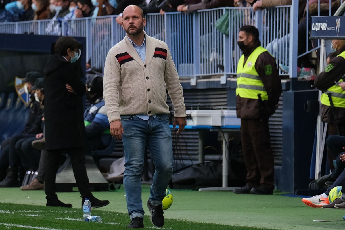 El entrenador, en el área técnica de La Rosaleda