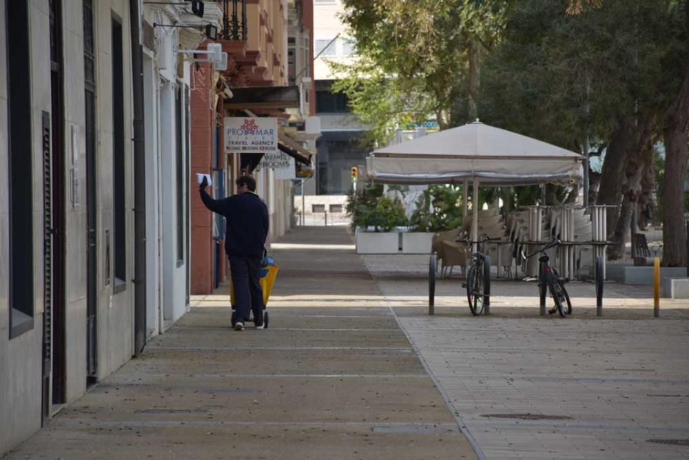 Un cartero en Vara de Rey. C. NAVARRO