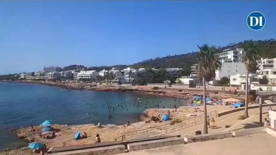"El efecto eclipse: está todo a tope": vecinos de Sant Antoni muestran la multitud que se acumula cerca de Caló des Moro
