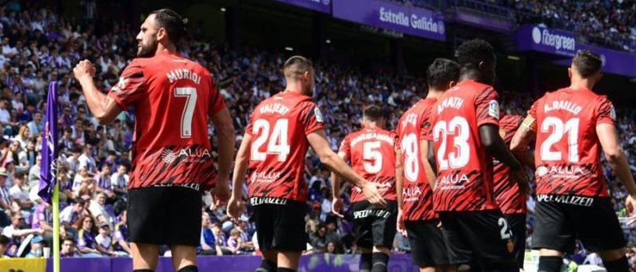 Muriqi celebra junto a sus
compañeros el tanto del 
empate en el Zorrilla. |  LALIGA