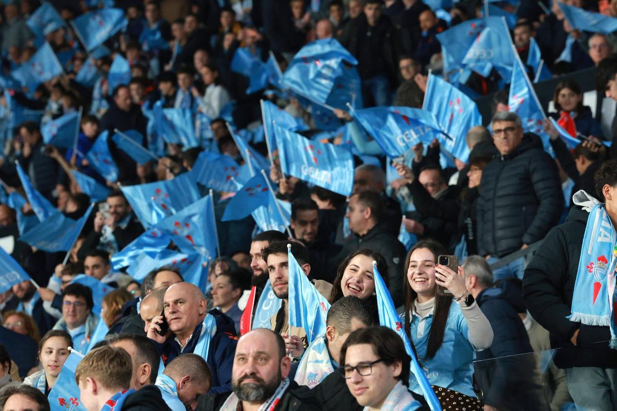 La afición celeste, entregada con las banderas repartidas por el club en el duelo ante el PAOK.