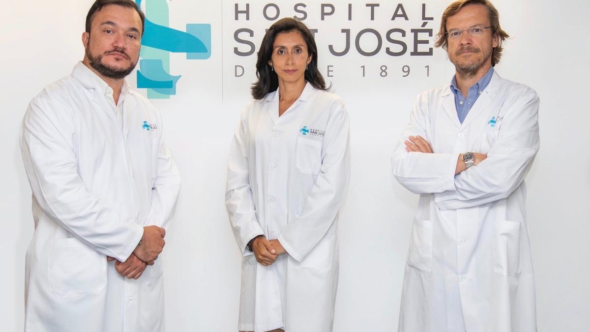 De izq. a drcha., los doctores Diego Laverde, Diana Mejía y Antonio Blanco, urólogos y expertos acreditados en el manejo de las nuevas técnicas urológicas del Hospital San José