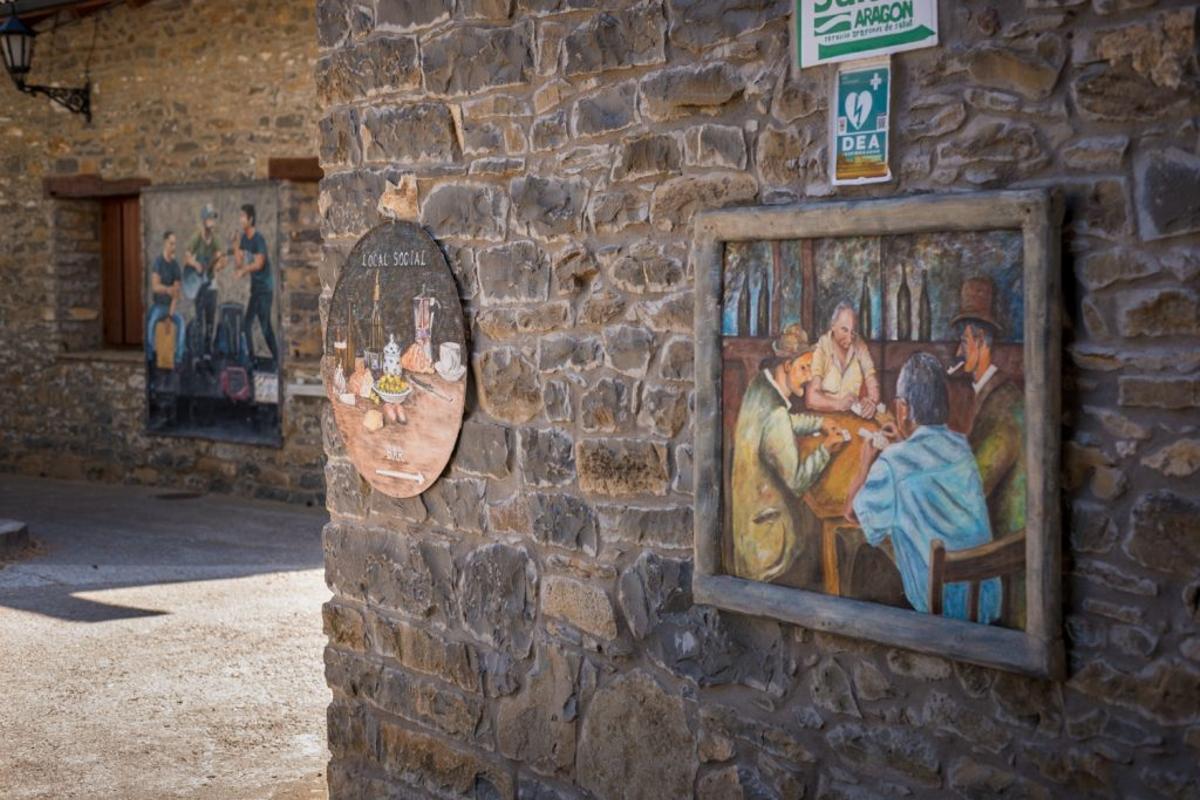 Varios cuadros en las calles de Arcusa (Huesca) que componen el Museo de Pintura al Aire Libre en la localidad
