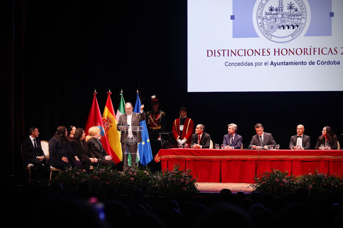 El Ayuntamiento entrega sus Medallas de la Ciudad