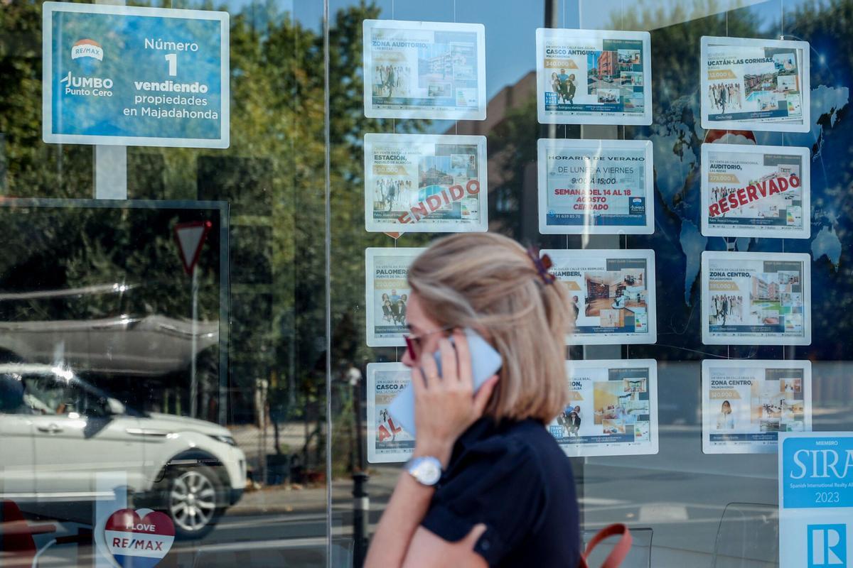 04/08/2023 Una mujer camina frente a un escaparate de anuncios de viviendas, en Madrid (España) ECONOMIA Ricardo Rubio - Europa Press