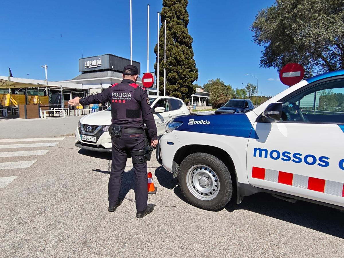Un agent dels Mossos fen aturar un vehicle a l'àrea de servei de Garrigàs.