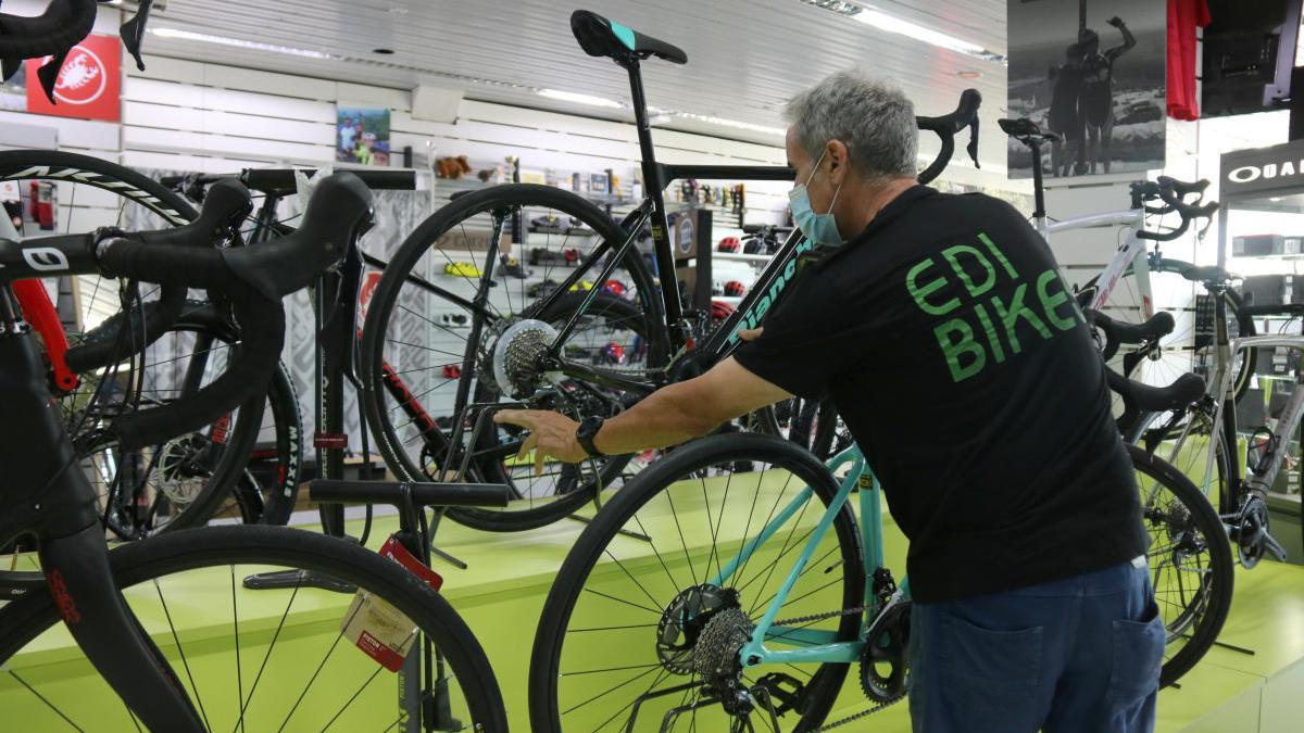 Un treballador d&#039;una botiga de bicicletes de Figueres.