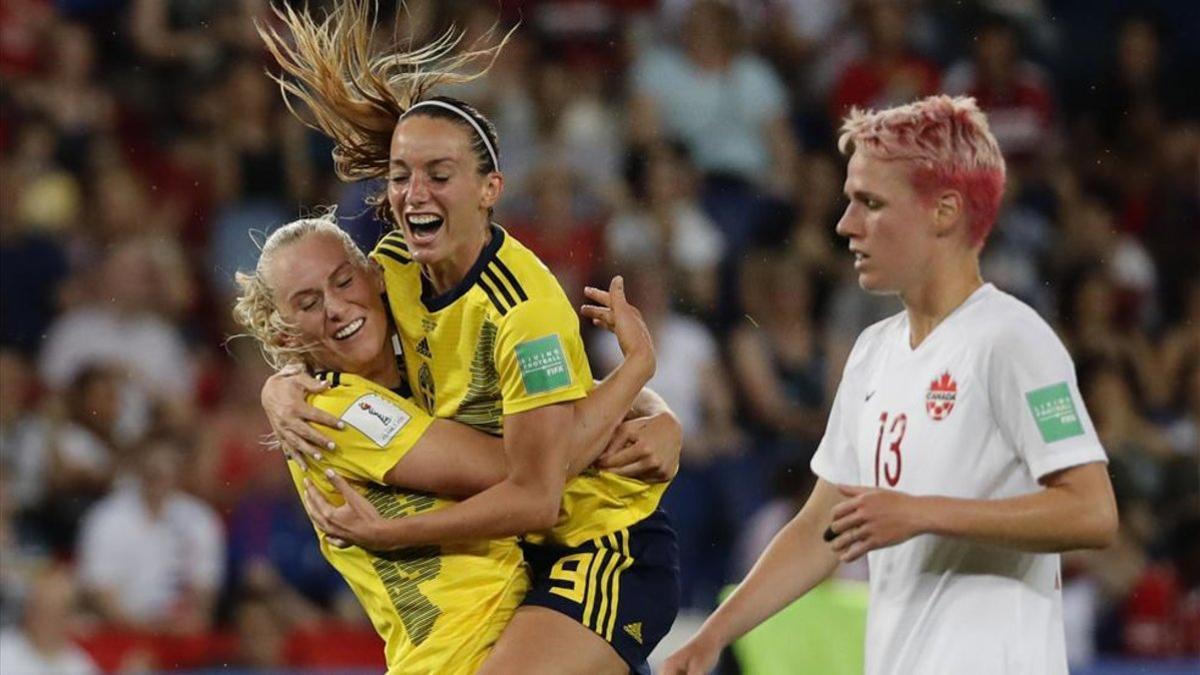 Blackstenius agradece a Asllani su asistencia de gol