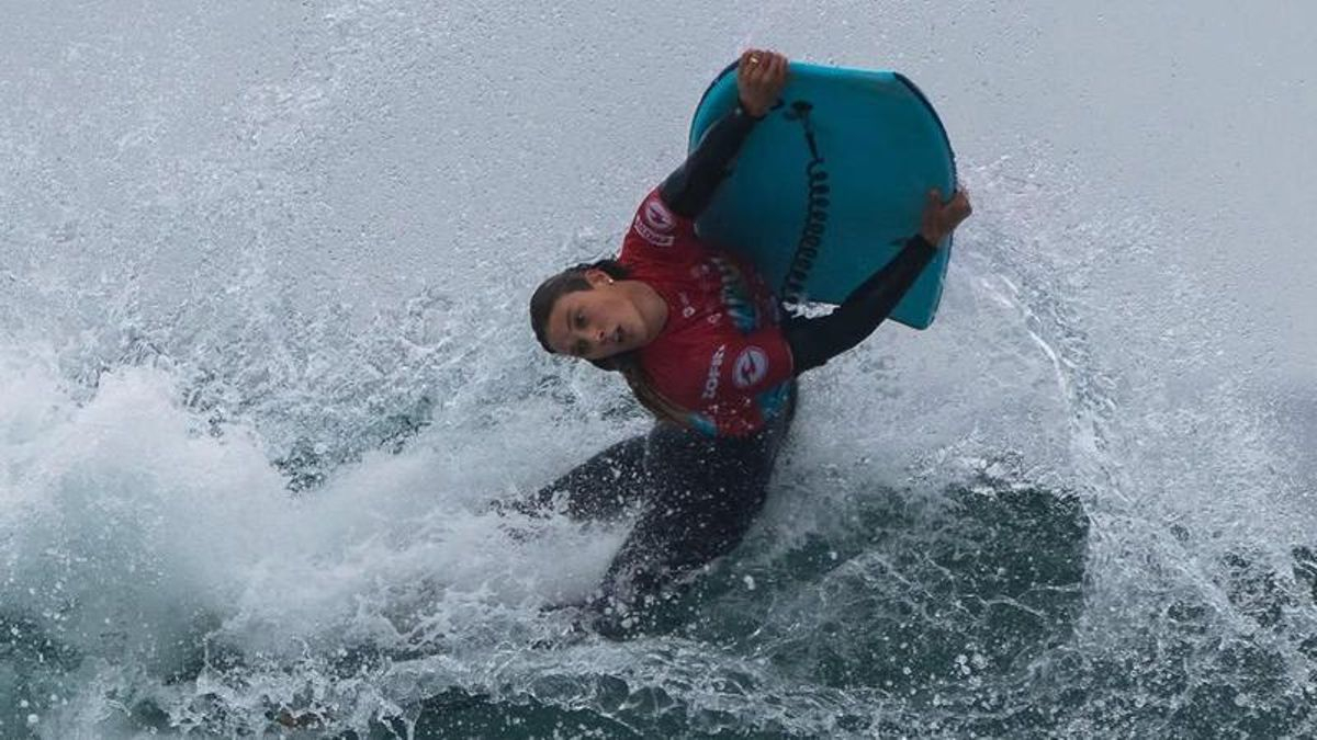 Alexandra Rinder ejecuta un rolo con precisión durante el Iquique Bodyboard Pro.