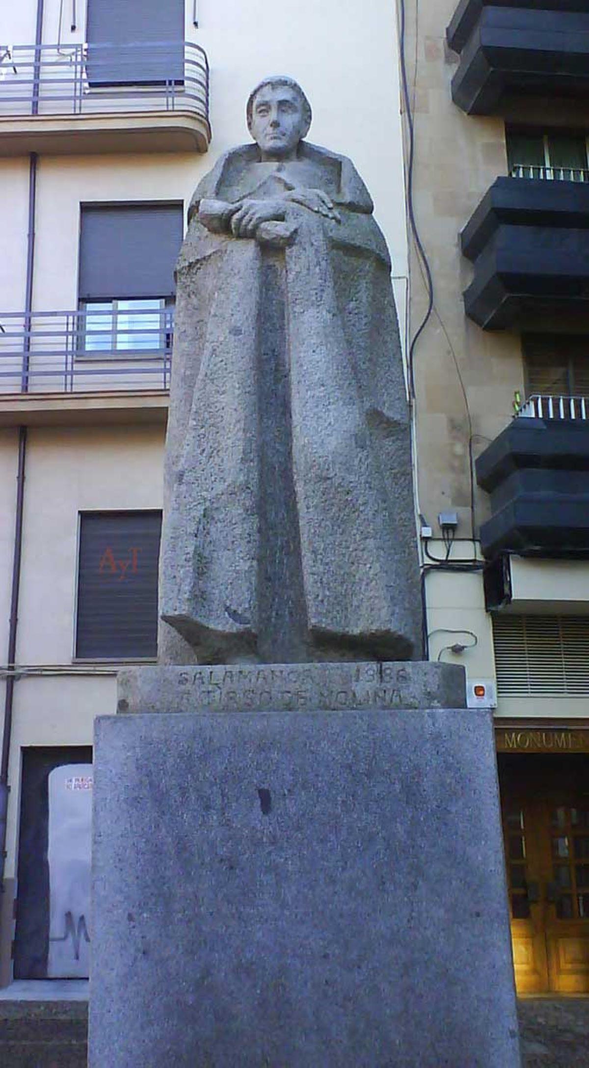 Estatua dedicada a Tirso de Molina.