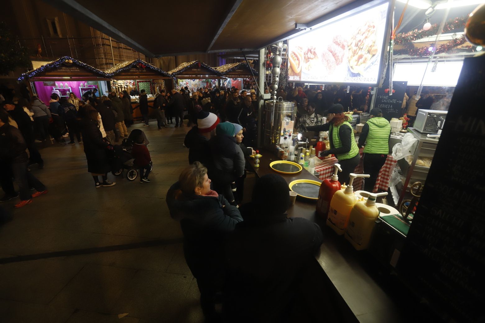 Gran ambiente navideño en la Plaza del Pilar de Zaragoza aprovechando el día festivo