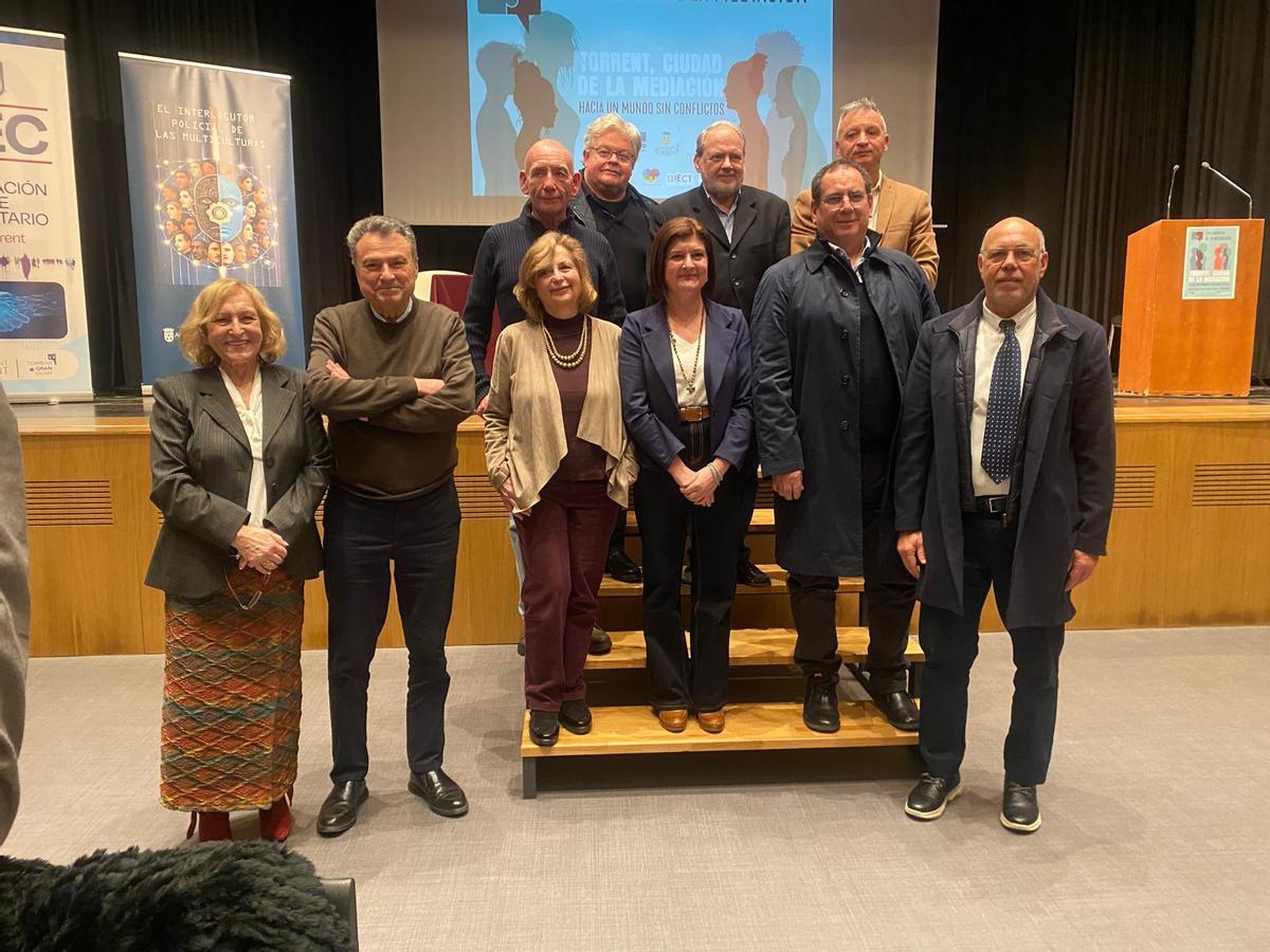Ponentes y autoridades locales durante la jornada en Torrent.