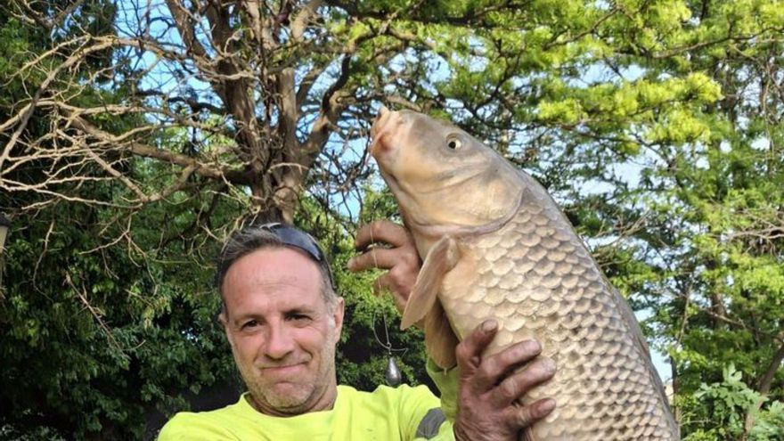 Juan Carlos Fernández capturó una carpa de siete kilos. | SERVICIO ESPECIAL