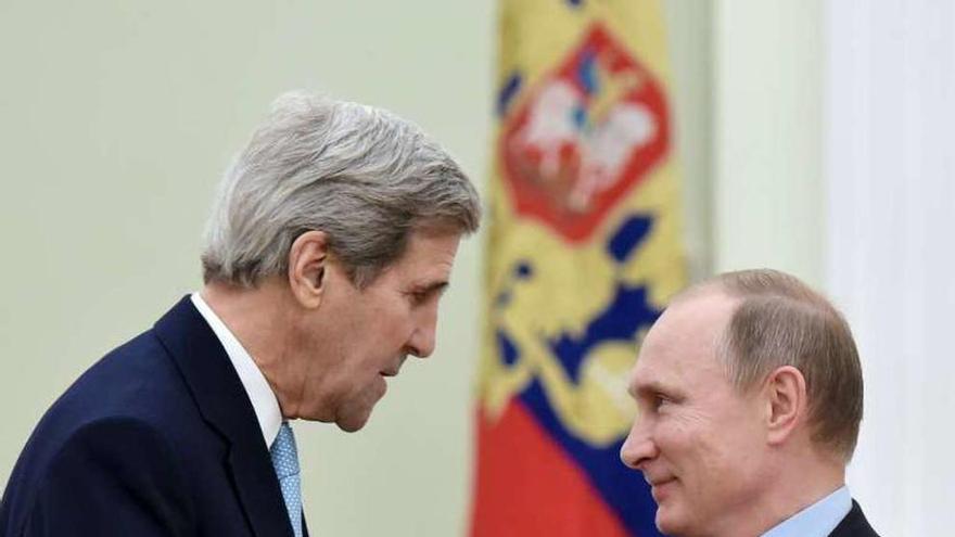 Kerry y Putin se saludan al inicio de su encuentro en el Kremlin. // Reuters