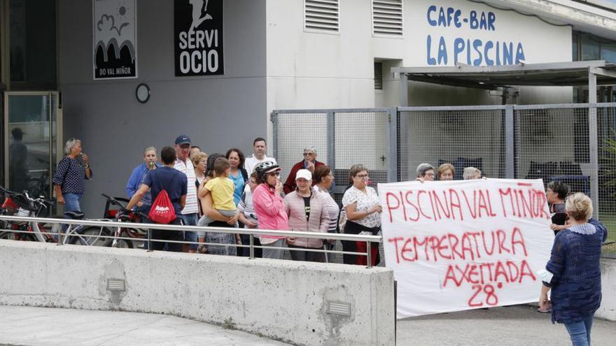 Una protesta de usuarios ante la piscina de A Ramallosa. |   // M. G. BREA