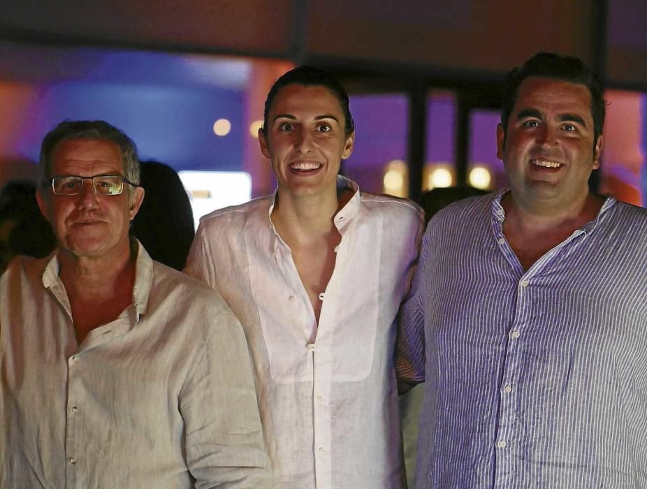Ricard Cabot, jefe de Deportes de Diario de Mallorca, junto a la jugadora de baloncesto mallorquina y el periodista deportivo Sebastià Adrover.