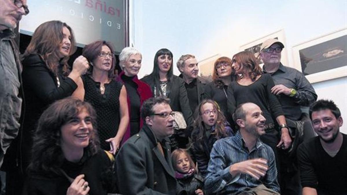 Fotógrafos y organizadores de la exposición de la galería Raíña Lupa, el pasado jueves, en la inauguración.