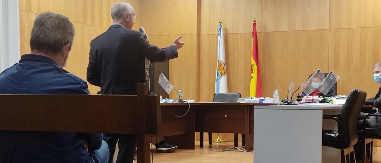 Los dos acusados, durante el interrogatorio del abogado.