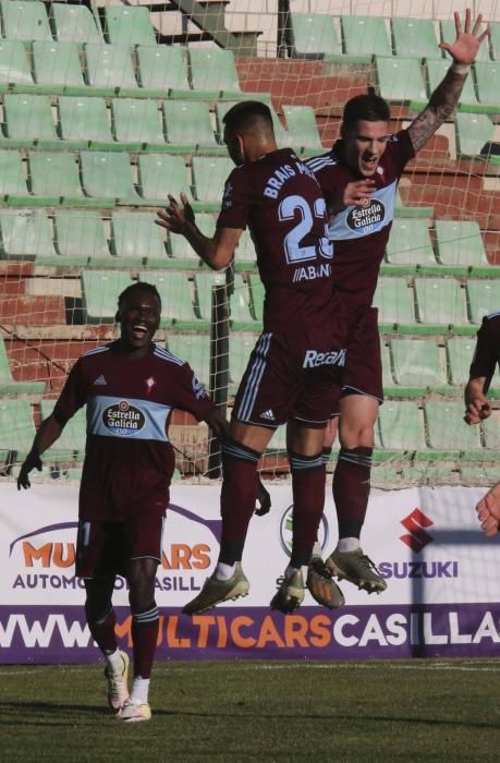 Las imágenes del duelo entre extremeños y gallegos en el Estadio Romano, que terminó con goleada celeste (1-4)