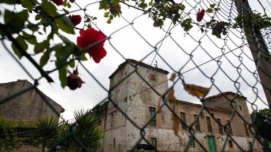 La torre deteriorada del palacio de Trasona.